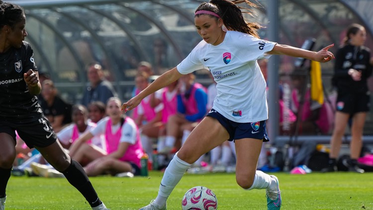 Wave's Barcenas becomes youngest-ever contracted NWSL player at 15