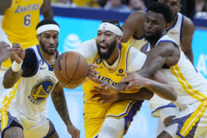 Lakers center Anthony Davis injured late in Game 5 loss to Warriors